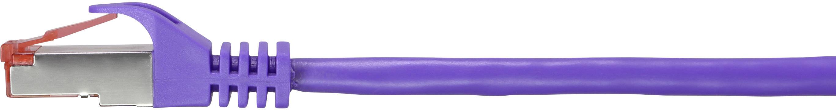 Fioletowy kabel Ethernet z metalowym wtykiem i czerwonym zaciskiem, prezentujący technologię sieci i transmisji danych.