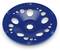 Niebieski dysk szlifierski z wieloma dużymi i małymi otworami, używany do szlifowania materiałów powierzchniowych.