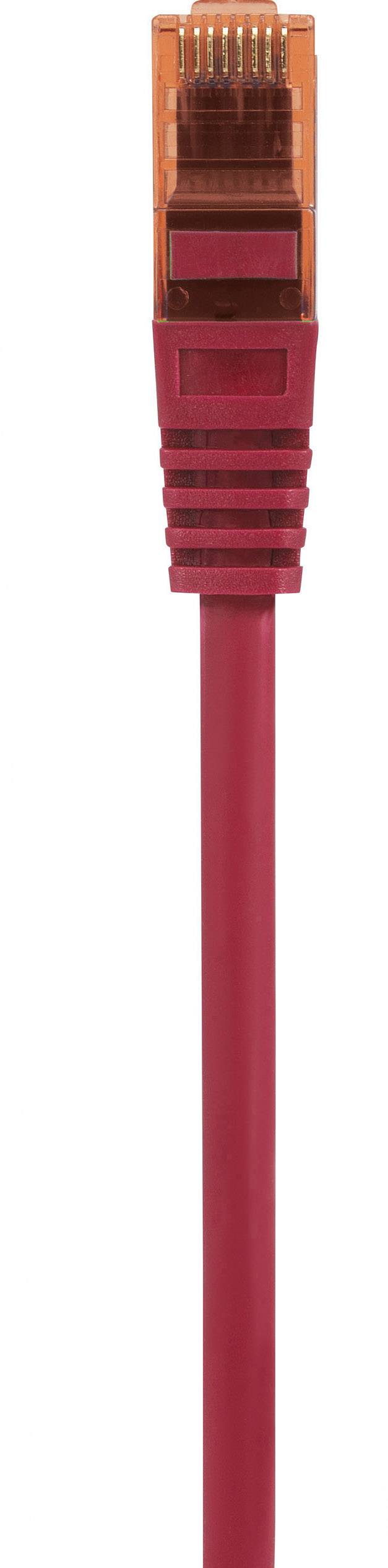 Czerwony kabel Ethernet z pomarańczowym wtykiem, ułożony pionowo.