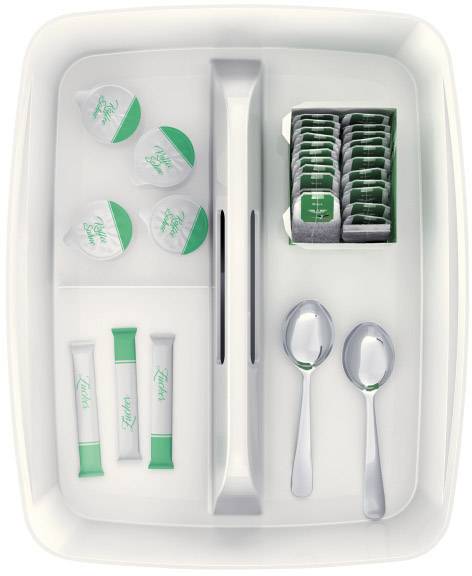 Taca z torebkami herbaty, kapsułkami kawy, saszetkami cukru oraz dwoma srebrnymi łyżeczkami, starannie ułożonymi do serwisu.