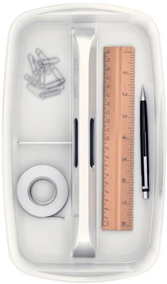 Biały organizator na biurko z spinaczami, drewnianą linijką, długopisem i taśmą klejącą, starannie ułożony.