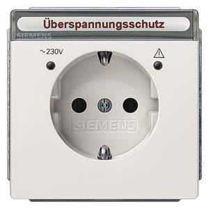 Zabezpieczenie przeciwprzepięciowe do gniazd elektrycznych. Biała obudowa, z informacją o napięciu '~230V'. Chroni urządzenia elektroniczne przed przepięciami.