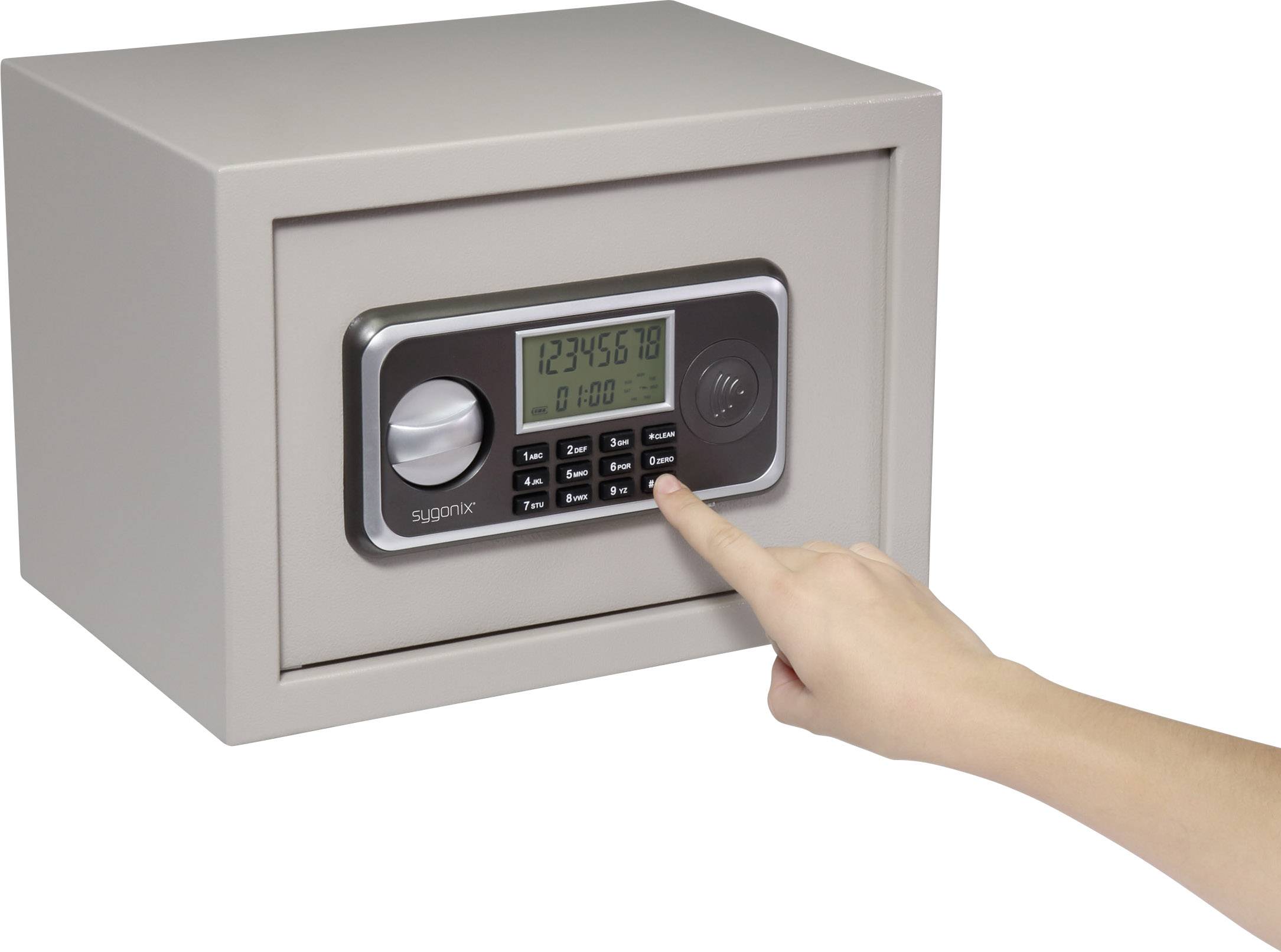 Dłoń naciska klawisze klawiatury sejfu z cyfrowym wyświetlaczem, który pokazuje kombinację cyfr i czas.