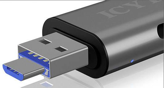 Pendrive z dwoma złączami: standardowym złączem USB oraz złączem USB-C, przeznaczony do przesyłania danych.