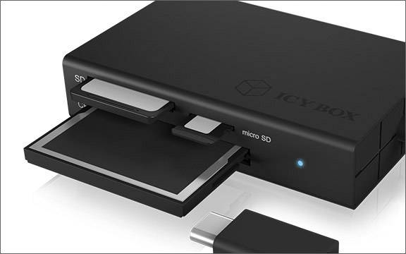 Czarne urządzenie do odczytu kart z włożoną kartą SD, obok gniazda na kartę microSD oraz niebieska dioda LED sygnalizująca pracę urządzenia.
