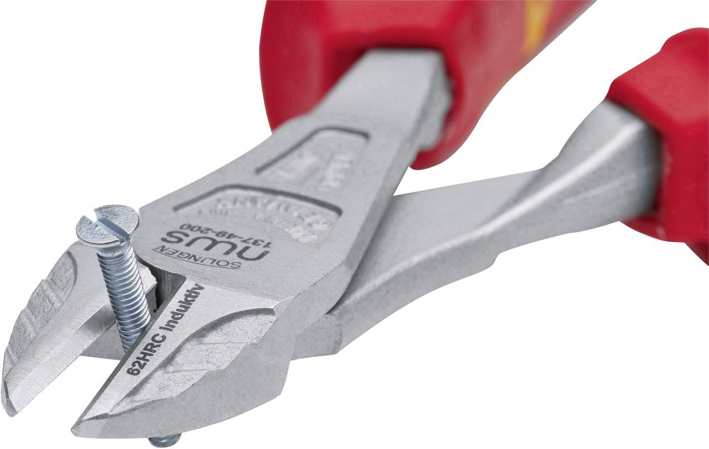 Szczypce zaczynają ciąć niebieski czubek wkrętaka. Zbliżenie ukazuje powierzchnie uchwytu oraz powierzchnie tnące szczypiec.