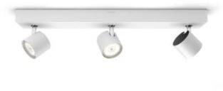Biała lampa sufitowa z trzema regulowanymi reflektorkami skierowanymi w dół. Idealna do podkreślania wnętrz.