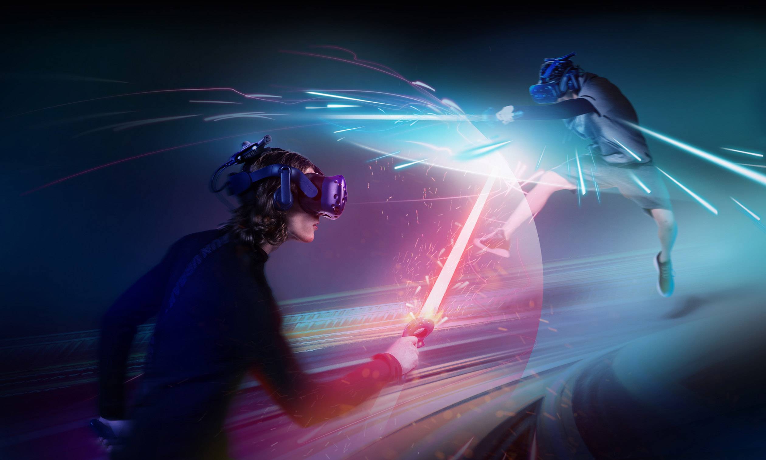 Dwie osoby noszą gogle VR i walczą świecącymi mieczami w cyfrowym środowisku. Dynamiczne smugi świetlne je otaczają.