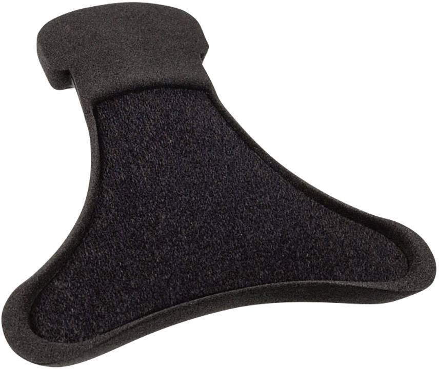 Trójkątny, czarny obiekt wykonany z materiału piankowego. Prawdopodobnie służy jako wsparcie ergonomiczne lub wypełnienie.