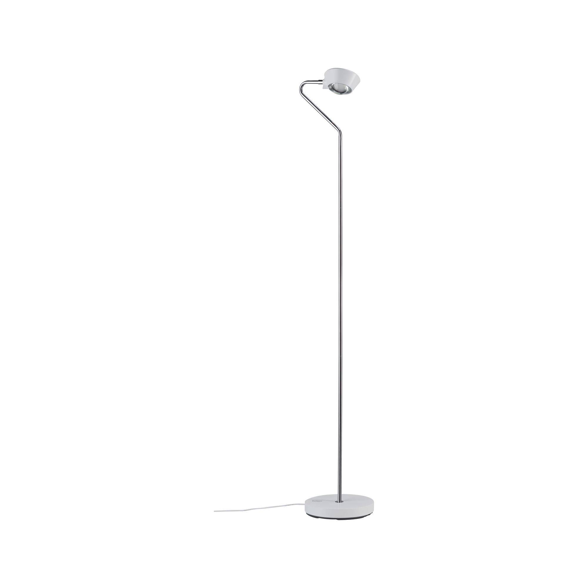 Lampa stojąca o minimalistycznym designie, z srerebrzystą ramą i okrągłą podstawą.