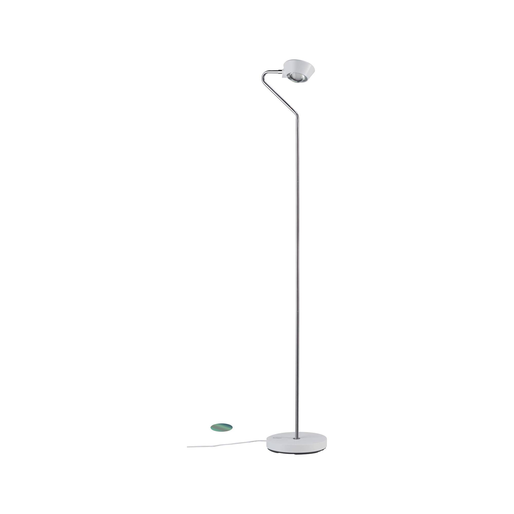 Lampa stojąca o smukłej, wygiętej metalowej nodze i okrągłej głowicy lampy. Minimalistyczny design, srebrne wykończenie.