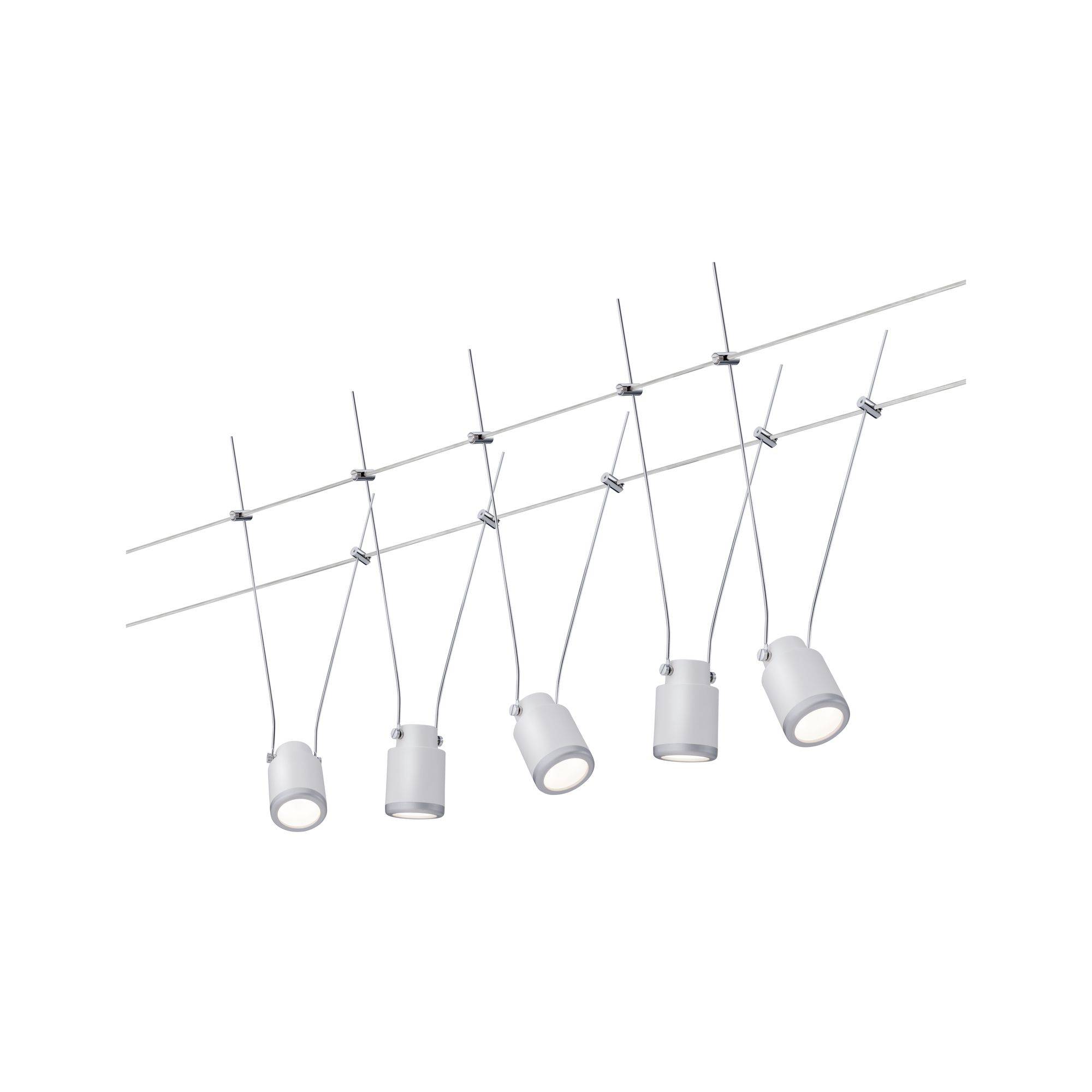 Sześć wiszących białych lamp sufitowych zawieszonych na linach tworzy stylowy, nowoczesny element oświetleniowy.