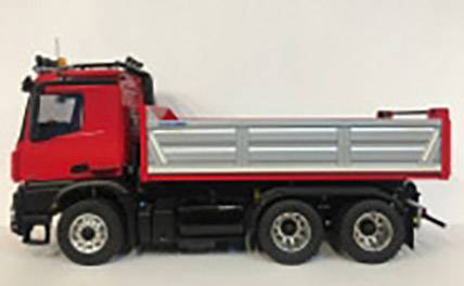 Czerwona ciężarówka wywrotka z trzema osiami na białym tle, widok z boku. Głównie czarna rama podwozia i srebrna przestrzeń ładunkowa.