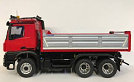 Czerwony model zabawkowej ciężarówki z srebrną przestrzenią ładunkową i czarnymi kołami, sfotografowany z boku na białym tle.