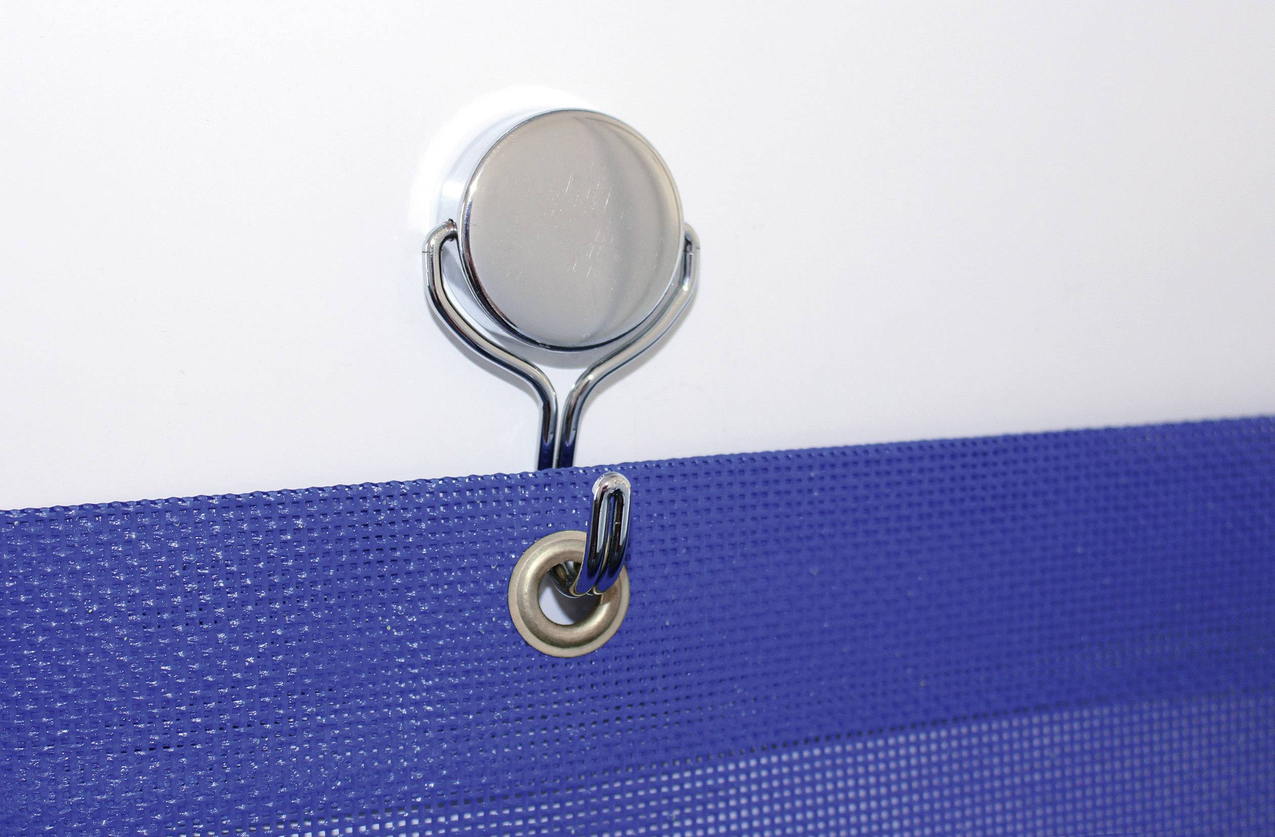 Niebieski materiał zawieszony na okrągłym, srebrnym haku przy ścianie za pomocą metalowej zawieszki.