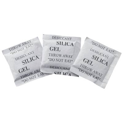 Trzy woreczki z napisem 'Silica Gel Desiccant, Throw Away Do Not Eat' na białym tle. Używane do pochłaniania wilgoci.
