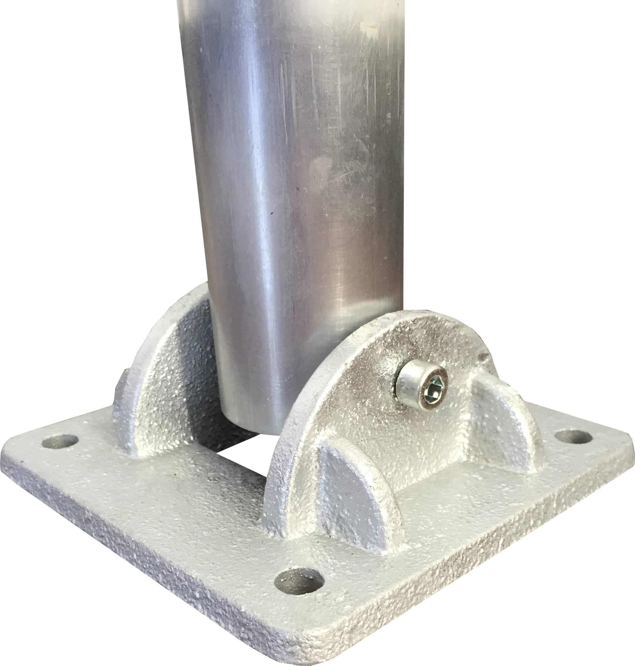 Metalowa noga z cylindryczną rurą w srebrnym uchwycie, zamocowana na prostokątnej płycie bazowej z czterema otworami na śruby.