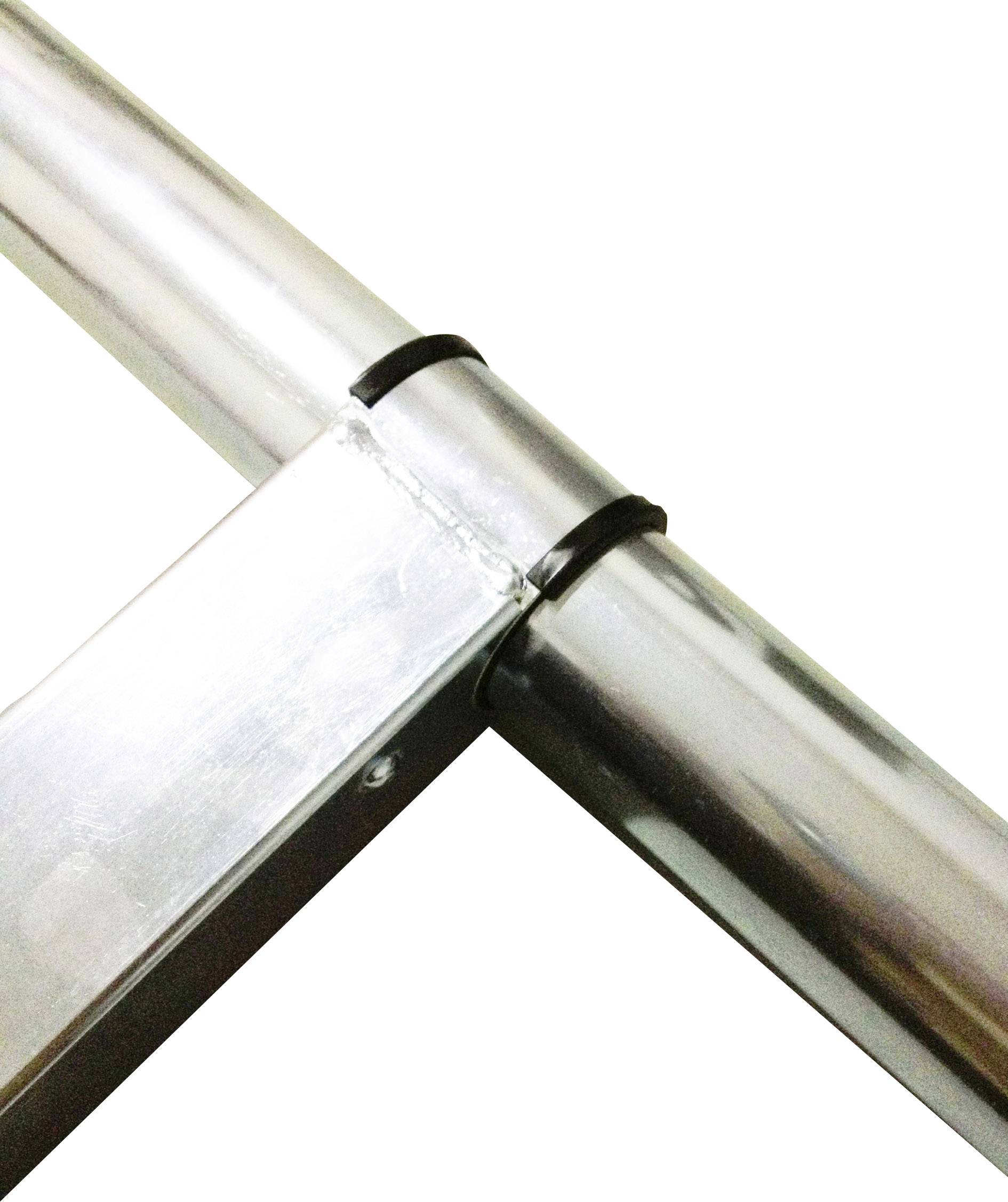 Kąt wykonany z lśniącego metalu, połączony z okrągłą rurą i prostokątną belką, przytrzymywany przez dwa czarne spinacze.