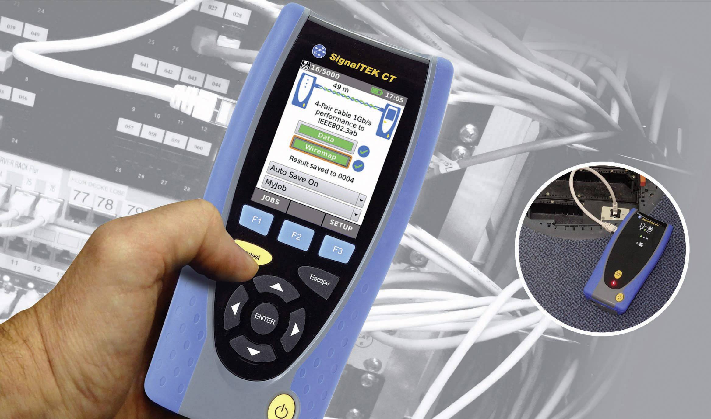 Osoba trzyma urządzenie do testowania sieci przed stojakiem serwerowym, sprawdzając kable. Okrągły wycinek przedstawia zbliżenie urządzenia.