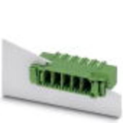 Zielony elektryczny złącz, który leży na pochyłej powierzchni na białym tle.