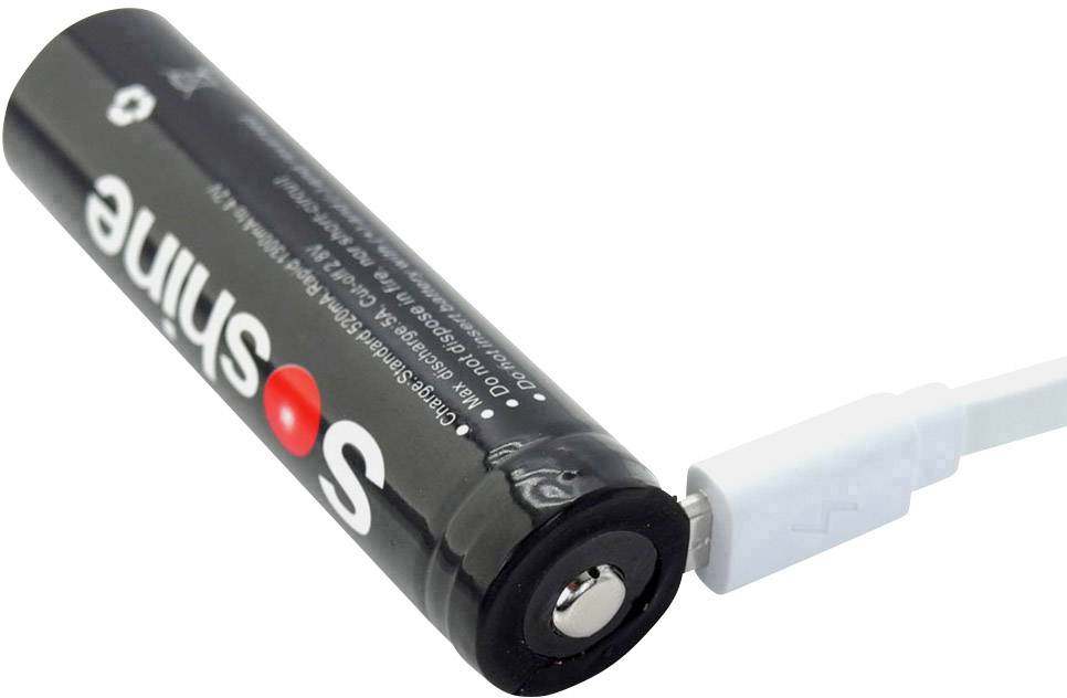 Czarny, cylindryczny akumulator jest ładowany za pomocą białego kabla USB.