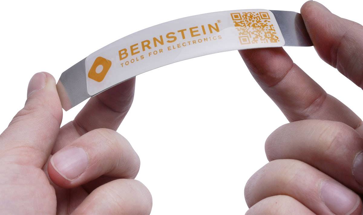 Dwie ręce trzymają linijkę z napisem 'BERNSTEIN Tools for Electronics' i kodem QR pośrodku.