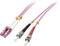 Różowy kabel światłowodowy LWL z wtykiem LC po jednej stronie i dwoma wtykami ST po stronie przeciwnej, oznaczony żółtymi numerami.