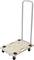 Wózek platformowy z drewnianą płytą i metalowym uchwytem. Posiada cztery koła oraz dwa uchwyty w płycie, które ułatwiają transport.