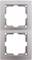 Podwójna rama do gniazd lub włączników, o prostokątnym kształcie, wykonana z srebrnego materiału, bez widocznych śrub lub elementów elektrycznych.
