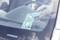 Samochód z winietą autostradową: Niebieska ściereczka do szyb usuwa dwie winiety z przedniej szyby.