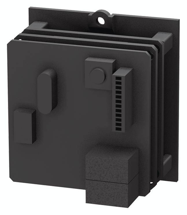 Czarny element techniczny o prostokątnym kształcie, z licznymi wypukłymi obszarami i delikatnymi rowkami. Stosowany jest do celów chłodzenia lub wentylacji.