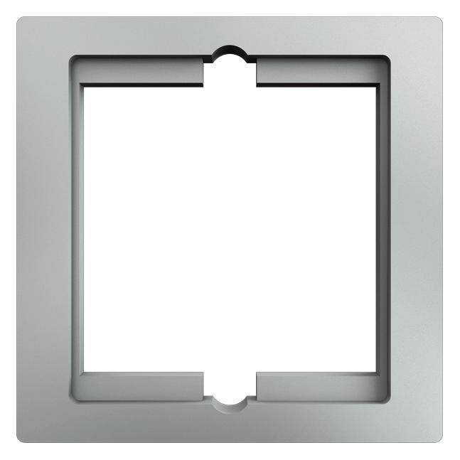 Kwadratowa, srebrna osłona gniazdka elektrycznego z zaokrąglonymi krawędziami i centralnym otworem do zamocowania gniazda.