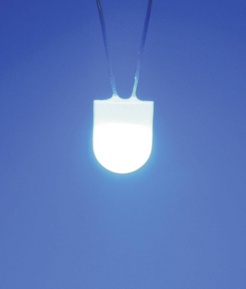 Jasna, świecąca lampka LED na niebieskim tle.