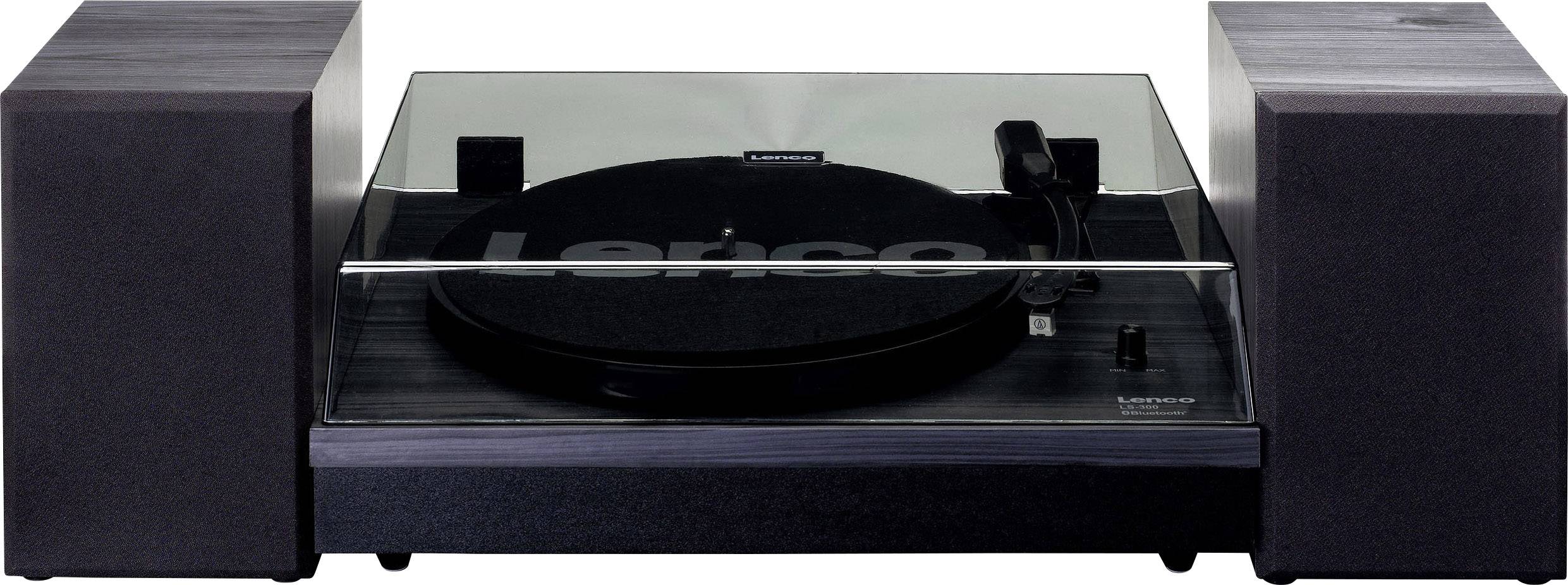 Gramofon z dwoma głośnikami, w czarnym designie, pokrywa przeciwkurzowa częściowo zamknięta.