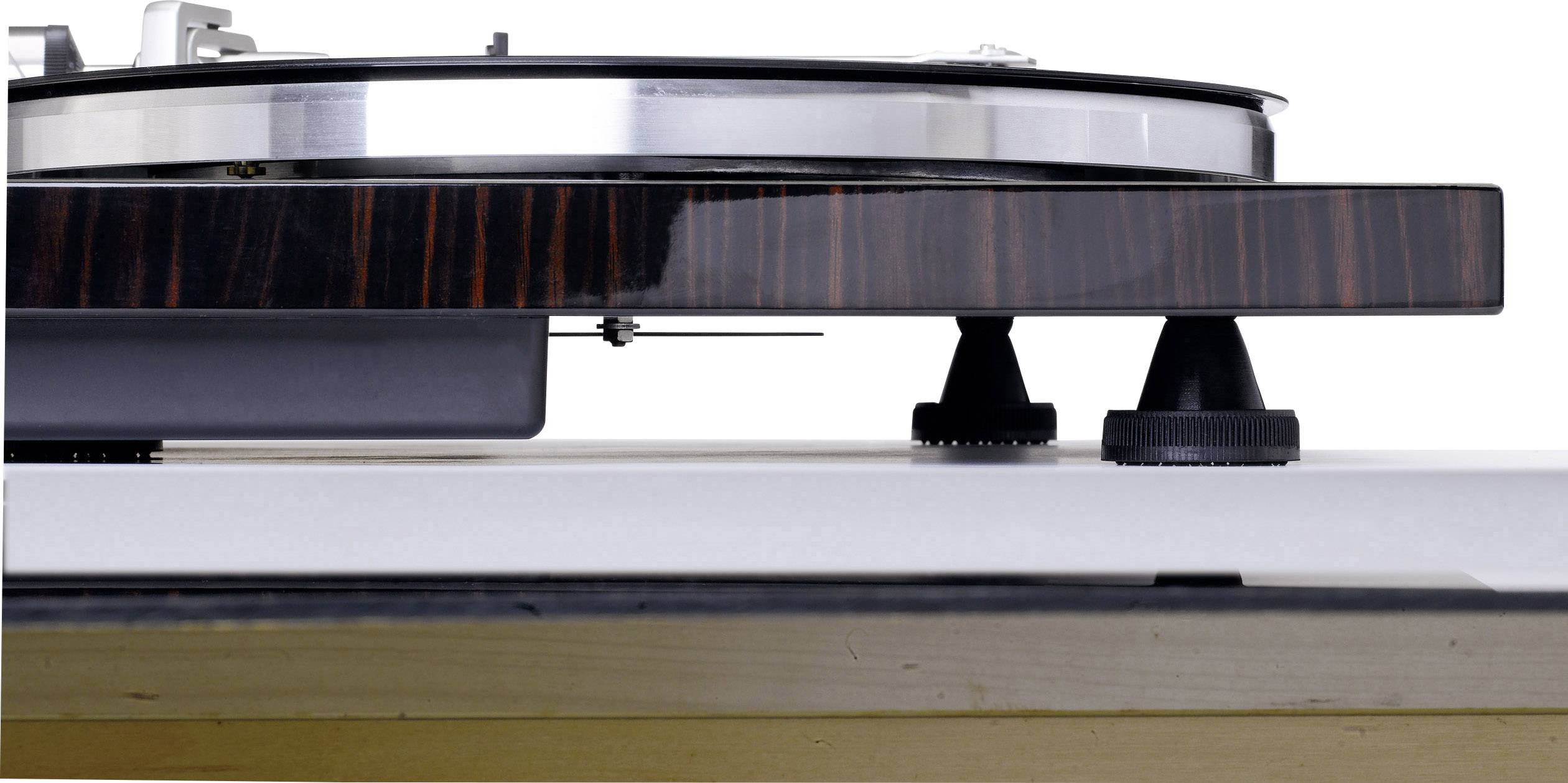 Gramofon widziany z boku, z czarną drewnianą obudową i srebrnym talerzem.