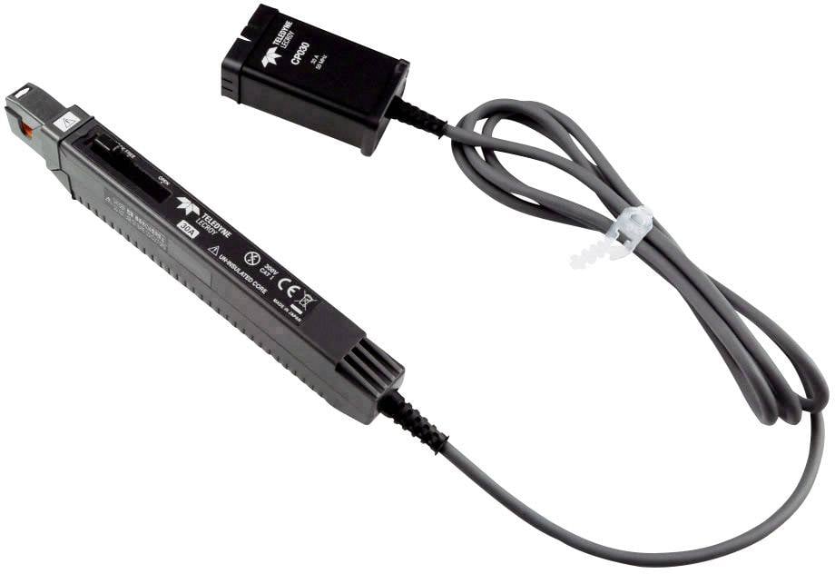 Przedstawiono czarny elektroniczny sprzęt z przewodem i złączami, prawdopodobnie adapter lub konwerter do zastosowań technicznych.