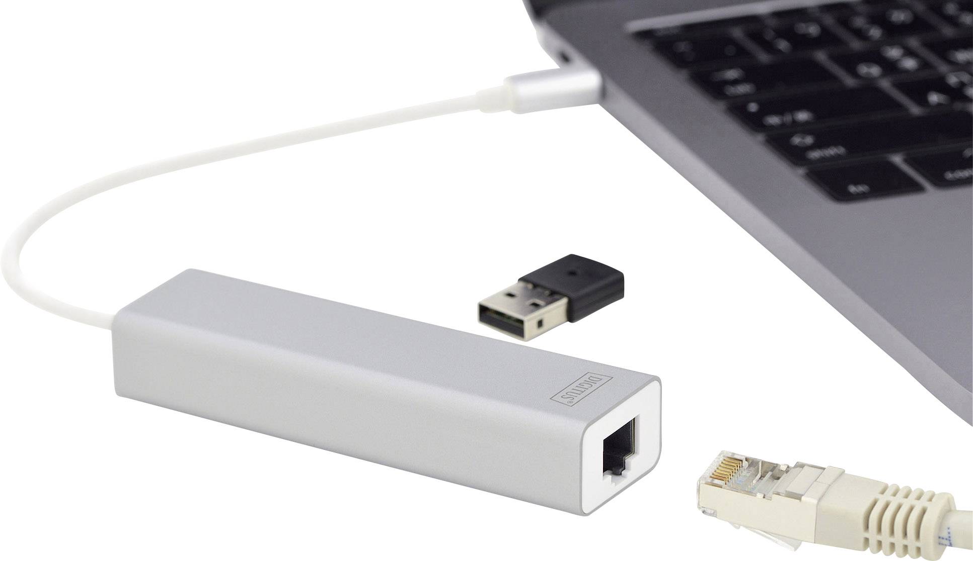 Laptop jest podłączony do sieci za pomocą adaptera USB-Ethernet z kablem sieciowym. Obok leży adapter USB WLAN.