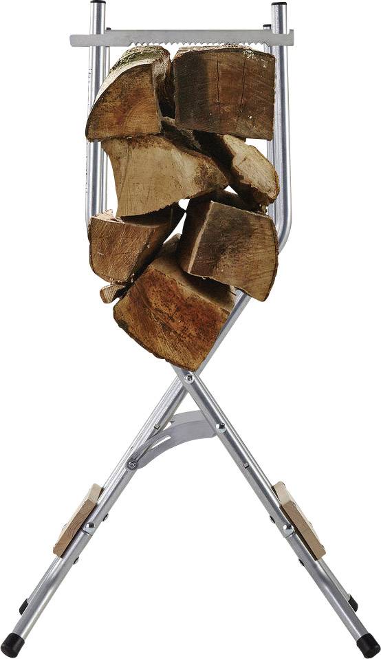 Stos drewna opałowego jest zaciśnięty w metalowym łupaczu do drewna. Łupacz stoi na stabilnej, krzyżowej podstawie.