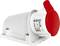 Gniazdo przemysłowe z czerwoną pokrywą ochronną i białą obudową, odpowiednie do przemysłowych zastosowań elektrycznych. Zamontowane po lewej stronie.