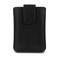 Czarna skórzana osłona ochronna z klapką, stojąca pionowo. Nadaje się do przechowywania małych urządzeń elektronicznych.