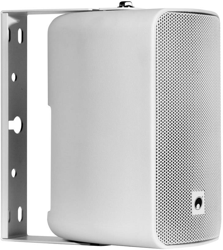 Biały głośnik o prostokątnym kształcie i zaokrąglonych krawędziach jest zamontowany na metalowym uchwycie, który można przymocować do ścianki.