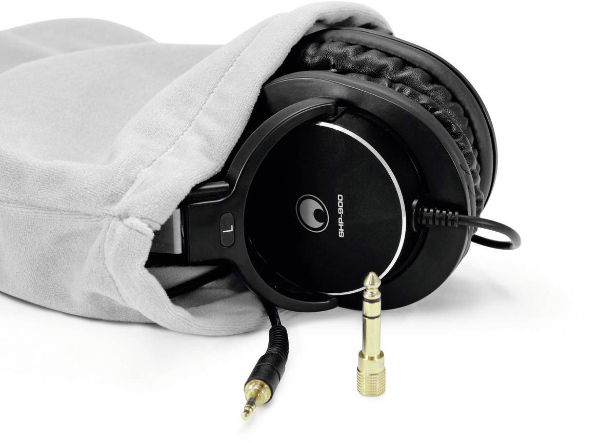 Słuchawki przewodowe z adapterem na białym tle, częściowo ułożone w szarym woreczku materiałowym.