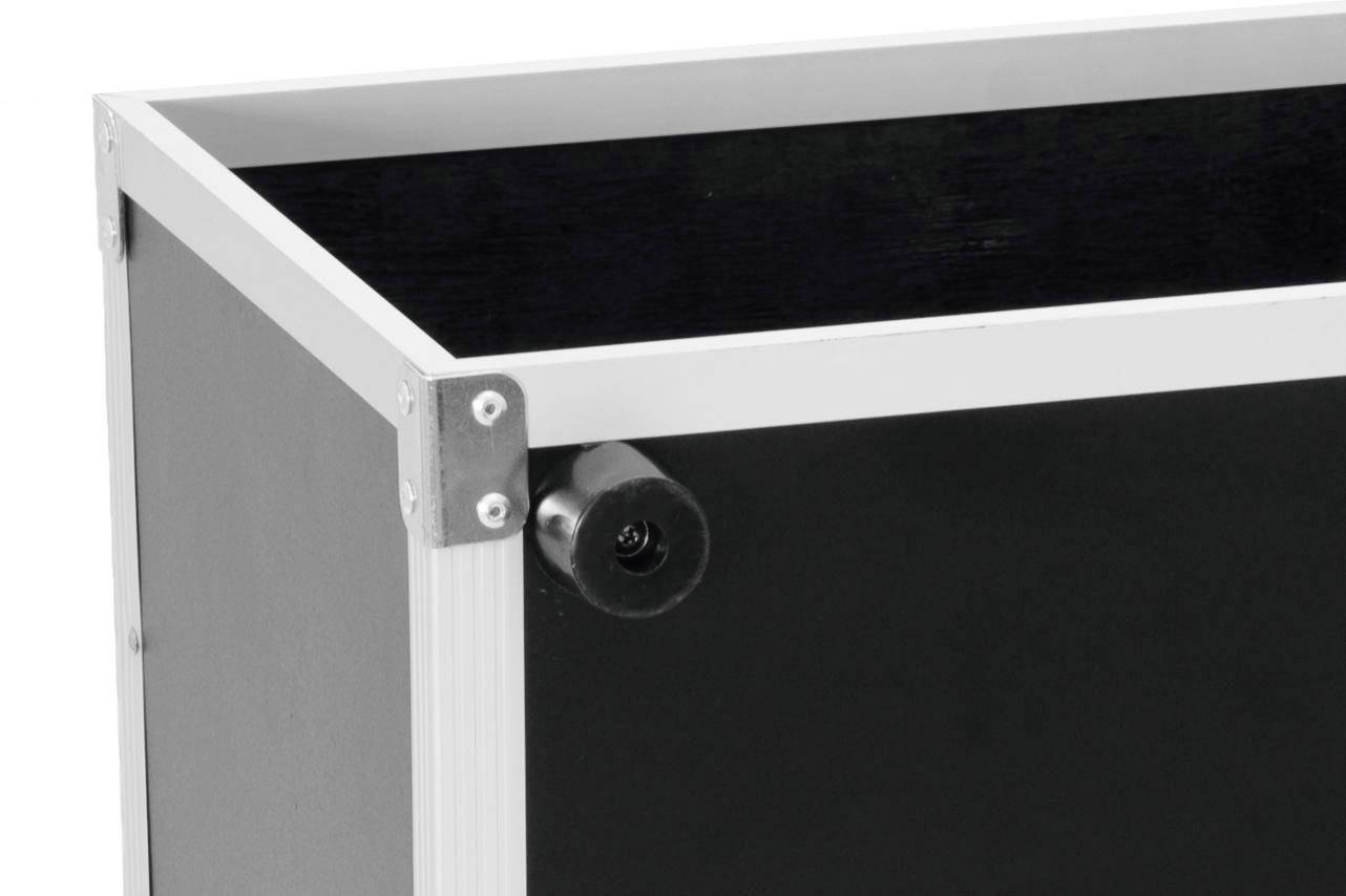 Róg czarnej walizki transportowej z metalową ramą i kółkiem dla łatwego przewozu.