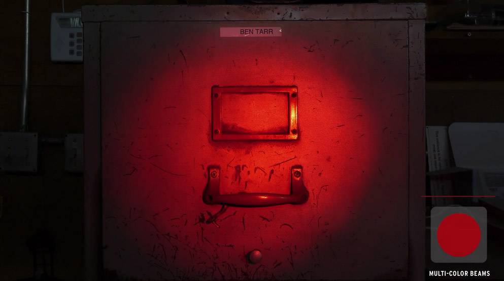 Metalowa szafa otoczona czerwonym światłem. Na niej tabliczka z napisem 'Ben Tarr'. W prawym dolnym rogu logo 'MULTI-COLOR BEAMS'.