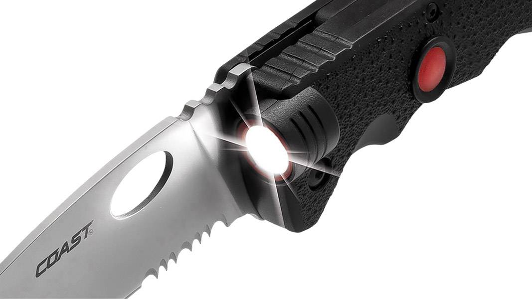 Scyzoryk z ząbkowanym ostrzem, napisem 'COAST' i zintegrowaną latarką LED, która świeci.