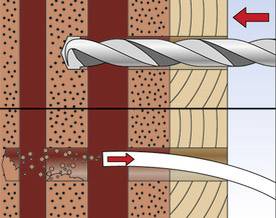 Proces wiercenia przez cegłę i drewno w celu poprowadzenia przewodu. Wiertło wchodzi od lewej strony, a przewód jest wprowadzany od prawej strony.