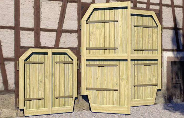 Drewniane drzwi o różnych rozmiarach stoją przed budynkiem w stylu muru pruskiego. Są utrzymane w naturalnym odcieniu drewna i wzmocnione.