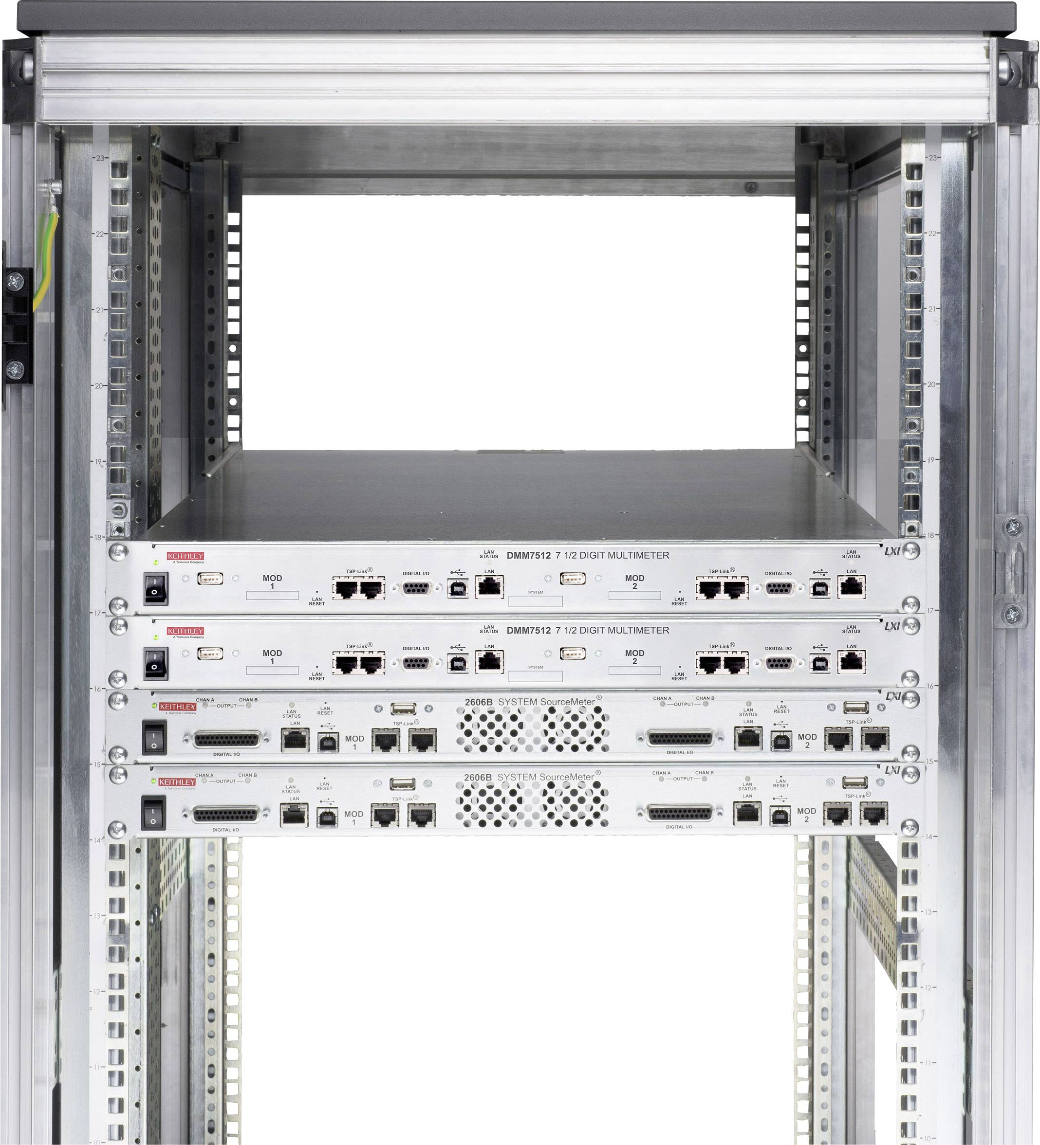 Otwarty stojak serwerowy z trzema urządzeniami sieciowymi, posiadającymi różne złącza i kratki wentylacyjne.
