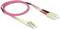 Różowy kabel krosowy (patchcord) światłowodowy z dwoma złączami na każdym końcu, typowo stosowany do łączenia urządzeń sieciowych.