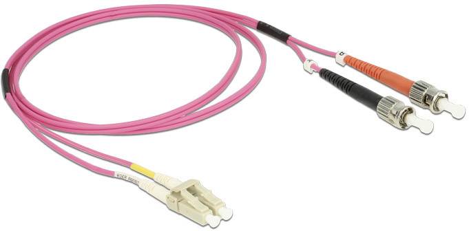 Kabel światłowodowe z dwoma wtyczkami na każdym końcu, jedna czerwona, druga czarna, połączone różowym przewodem.